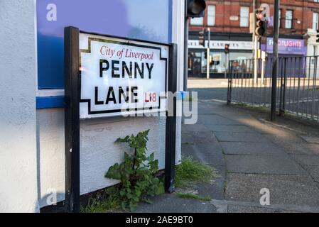 LIVERPOOL, in inghilterra-05 maggio, 2015: Closeup vista di Penny Lane segno bordo nella città di Liverpool Regno Unito Foto Stock