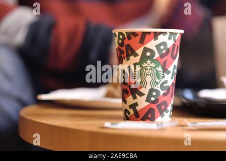 Bangkok, Tailandia - 3 Dicembre 2019: Starbucks Coffee take away tazze sul tavolo di legno Foto Stock