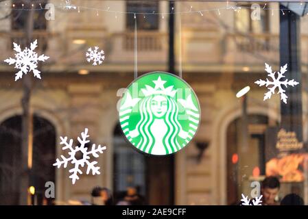 LONG BEACH, CA/USA - MARZO 19, 2019: Starbucks logo esterno. Starbucks è una catena di negozi di caffè negli Stati Uniti e in altre nazioni. Foto Stock