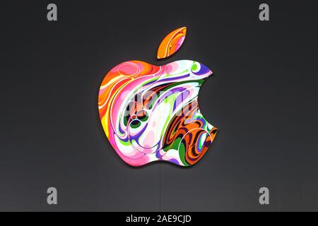 HongKong - Novembre, 2019: i colori del logo Apple mentre si effettuano gli aggiornamenti creative su apple store facciata in Hongkong Foto Stock