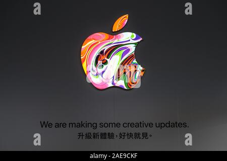 HongKong - Novembre, 2019: i colori del logo Apple mentre si effettuano gli aggiornamenti creative su apple store facciata in Hongkong Foto Stock