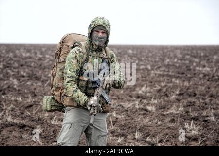 Ritratto di esercito moderno Fantassin sullo marzo Foto Stock