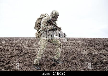 Ritratto di esercito moderno Fantassin sullo marzo Foto Stock