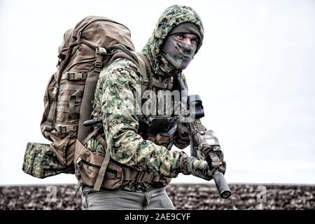 Ritratto di esercito moderno Fantassin sullo marzo Foto Stock