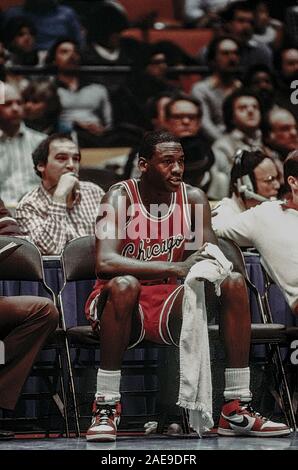Michael Jordan, Chicago Bull in una partita contro New Jersey Nets nel 1985. Foto Stock