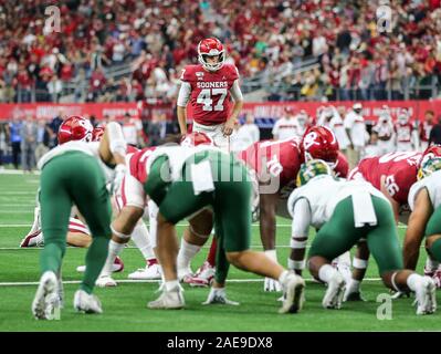 Arlington, Texas, Stati Uniti d'America. Il 7 dicembre, 2019. Oklahoma prima posto kicker Gabe Brkic (47) durante la Grande 12 Championship NCAA Football gioco tra il Baylor Orsi e la University of Oklahoma Sooners presso AT&T Stadium di Arlington, Texas. Tom Sooter/CSM/Alamy Live News Foto Stock