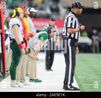 Arlington, Texas, Stati Uniti d'America. Il 7 dicembre, 2019. Baylor head coach Matt Ruhle orologi durante il Grande 12 Championship NCAA Football gioco tra il Baylor Orsi e la University of Oklahoma Sooners presso AT&T Stadium di Arlington, Texas. Tom Sooter/CSM/Alamy Live News Foto Stock