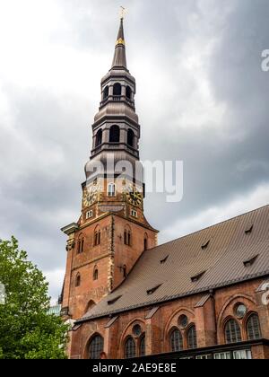 Chiesa di San Catherines guglia e campanile, chiesa dei marinai, ad Altstadt Amburgo Germania Foto Stock