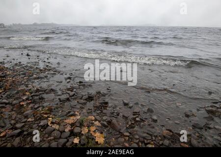 Loch Lomond sotto la pioggia Foto Stock