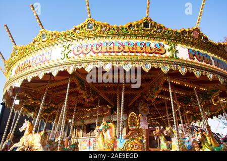 Worcester Victorian Mercatino di Natale. La città di Worcester, Worcestershire, Regno Unito, 29/11/2019, , Il Merry Go intorno al Vittoriano annuale Chris Foto Stock