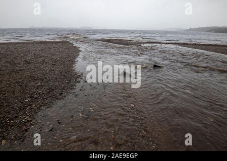 Loch Lomond sotto la pioggia Foto Stock