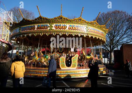 Worcester Victorian Mercatino di Natale. La città di Worcester, Worcestershire, Regno Unito, 29/11/2019, , Il Merry Go intorno al Vittoriano annuale Chris Foto Stock