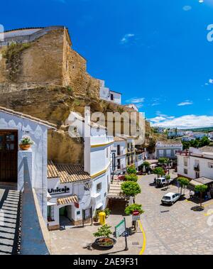 Il bel villaggio bianco di Sentenil de las Bodegas situato in Andalusia Foto Stock