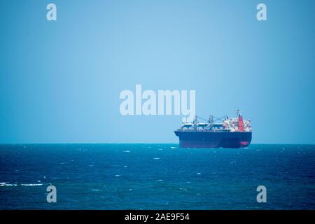 Una grande nave cargo nel profondo blu del vedere Foto Stock