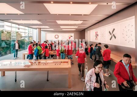HongKong - Novembre 2019: Clienti abitacolo l'Apple Store di Hong Kong di notte Foto Stock