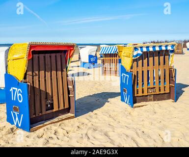 Strandkorbs in vimini con cappuccio sulla spiaggia a Cuxhaven bassa Sassonia Germania. Foto Stock