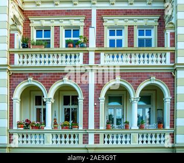 Ornato e decorativo cornici archi portico balaustrades e la facciata di una casa tradizionale a Cuxhaven bassa Sassonia Germania. Foto Stock