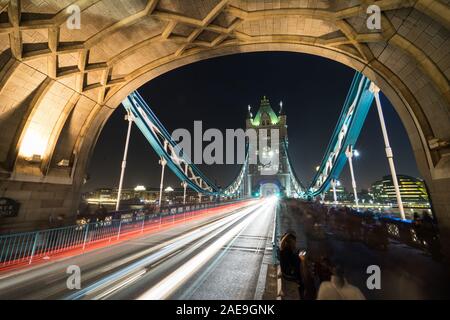Esposizione a lungo sotto il Tower Bridge Foto Stock