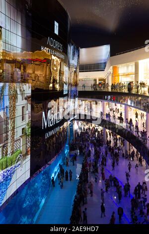 DUBAI, Emirati Arabi Uniti - 25 dicembre 2017: interno del centro commerciale di Dubai Foto Stock