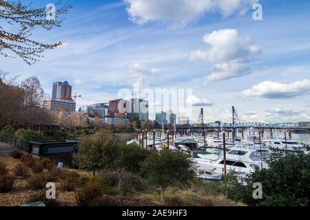 Marina lungo Willamette Riverand Portland, Oregon skyline in background. Foto Stock