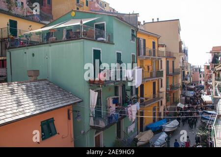 Manarola, Italia - 2 Aprile 2018: la vista della strada tipica nel piccolo villaggio di pescatori Manarola nel Parco Nazionale delle Cinque Terre il 2 aprile Foto Stock