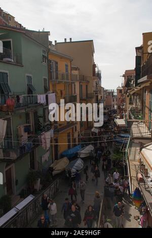 Manarola, Italia - 2 Aprile 2018: la vista della strada tipica nel piccolo villaggio di pescatori Manarola nel Parco Nazionale delle Cinque Terre il 2 aprile Foto Stock
