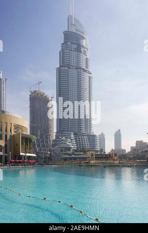 DUBAI, Emirati Arabi Uniti - 26 dicembre 2017: vista giorno di Burj Khalifa lago con grattacieli di Dubai in background Foto Stock
