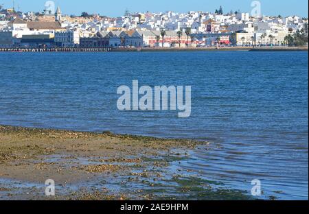 L'estuario del fiume Guadiana al confine tra il Portogallo e la Spagna Foto Stock