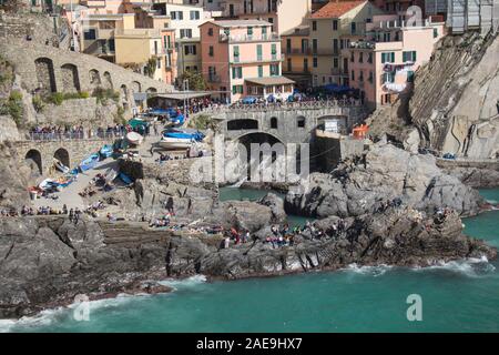 Manarola, Italia - 2 Aprile 2018: il punto di vista del dock e le vecchie case del villaggio di pescatore piccolo Manarola nel Parco Nazionale delle Cinque Terre il 2 aprile 20 Foto Stock