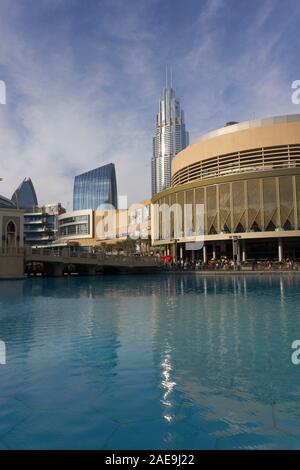 DUBAI, Emirati Arabi Uniti - 26 dicembre 2017: Centro commerciale di Dubai corte esterna Foto Stock