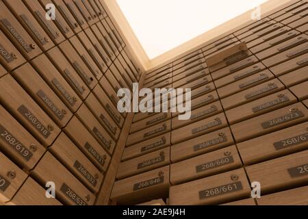 Caselle numerate e armadietti in materie in condominio Foto Stock