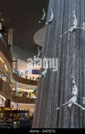 DUBAI, Emirati Arabi Uniti - 26 dicembre 2017: Uomini fontana in caduta all'interno del centro commerciale di Dubai Foto Stock