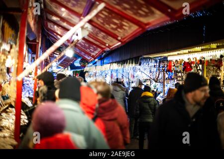 Strasburgo, Francia - Dic 20, 2016: le righe di bancarelle del mercato di Natale al posto Broglie durante il Christkindlmarkt annuale di persone alla scoperta di sightseeing i migliori regali e giocattoli Foto Stock