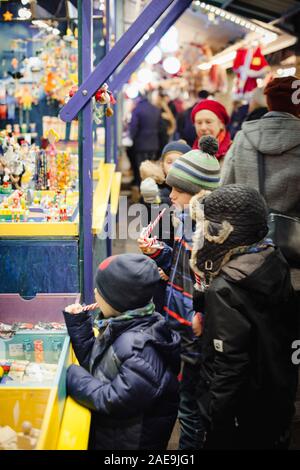 Strasburgo, Francia - Dic 20, 2016: Contenti i bambini alla scoperta della iconica annuale Marche de Noel Mercatino di Natale Bambini ammirando i giocattoli e dolciumi a chalets Foto Stock