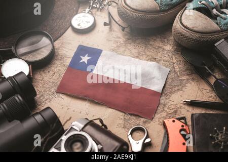 Bandiera del Cile tra Traveler's accessori sul vecchio Vintage map. Destinazione turistica concetto. Foto Stock