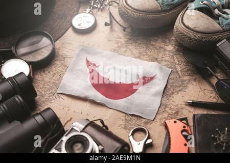 Isola di Pasqua bandiera tra Traveler's accessori sul vecchio Vintage map. Destinazione turistica concetto. Foto Stock