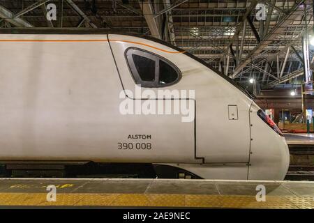 Glasgow, Regno Unito. Il 7 dicembre 2019. Dopo 22 anni di funzionamento Virgin Trains mano sulla costa ovest della rampa di franchising Avanti. L'ultimo treno pendolino arriva a Glasgow Central avente percorsa da London Euston. 390008 tirato nella stazione a 2331 segna la fine del franchising in Glasgow. Come molti altri treni pendolino la Vergine il branding è stato rimosso pronto per il nuovo franchising per iniziare Domenica 8 dicembre.Credit: Garry Cornes/Alamy Live News Foto Stock