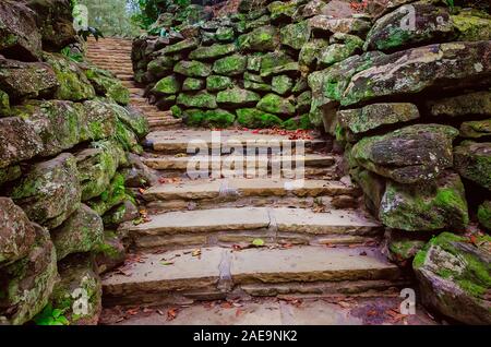 In lastricato passi portano i visitatori attraverso la Rockery presso i Bellingrath Gardens, febbraio 24, 2018 in Theodore, Alabama. Foto Stock