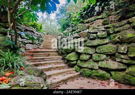 In lastricato passi portano i visitatori attraverso la Rockery presso i Bellingrath Gardens, febbraio 24, 2018 in Theodore, Alabama. Foto Stock