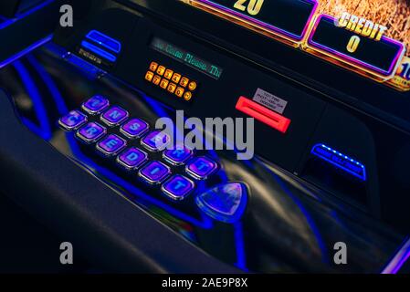 Las Vegas, Stati Uniti d'America - Dicembre 2019 : slot machines in aeroport Foto Stock