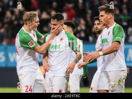 Augsburg, Germania. Il 7 dicembre, 2019. Marco Richter (2 L) di Augsburg celebra con Fredrik Jensen (1L) durante un match della Bundesliga tra FC Augsburg e 1.FSV Mainz 05 ad Augsburg, Germania, il 7 dicembre, 2019. Credito: Philippe Ruiz/Xinhua/Alamy Live News Foto Stock