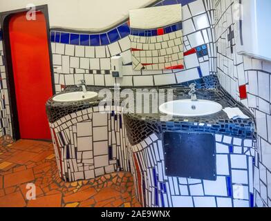 Lavabi e bagni con pareti bizzarre e piastrelle della stazione ferroviaria Bahnhof Uelzen, rinnovati dall'architetto Friedensreich Hundertwasser bassa Sassonia Germania. Foto Stock