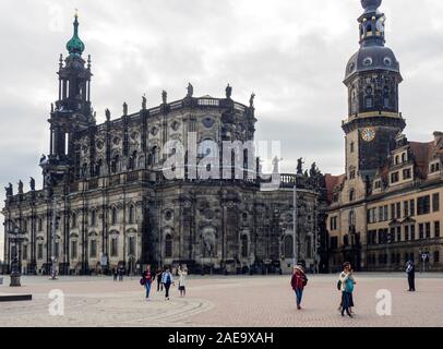 Turisti cinesi che scattano fotografie in Theaterplatz e Kayholische Hofkirche Cattedrale della Santissima Trinità Altstadt Dresda Sassonia Germania. Foto Stock