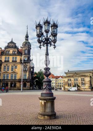 Lampione ornato e decorativo e lanterne nel mezzo della Theaterplatz Altstadt Dresden Sassonia Germania. Foto Stock