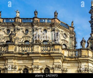 Statue sul tetto della Cattedrale di Katholische Hofkirche della Santissima Trinità Altstadt Dresda Sassonia Germania. Foto Stock