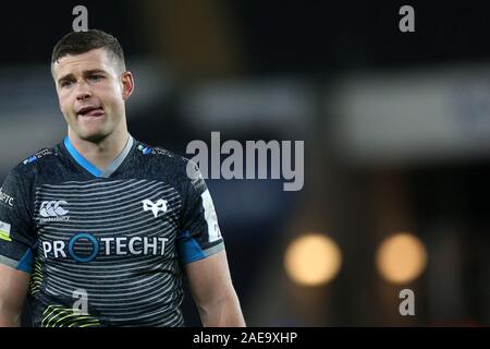 Swansea, Regno Unito. 07Th Dec, 2019. Scott Williams dei falchi pescatori guarda a. La Heineken Champions Cup match, piscina 4, Falchi Pescatori v Racing 92 rugby presso il Liberty Stadium di Swansea, Galles del Sud sabato 7 dicembre 2019. pic da Andrew Orchard, Credito: Andrew Orchard fotografia sportiva/Alamy Live News Foto Stock