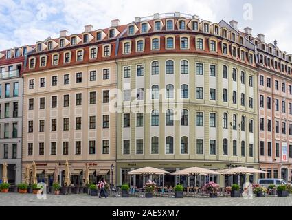 Ristoranti e ristoranti all'aperto al fresco da turisti in Platz Neumarkt Newmarket Altstadt Dresden Sassonia Germania. Foto Stock