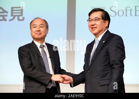 (L-R) SoftBank gruppo fondatore e CEO Masayoshi figlio e l'Università di Tokyo Presidente Makoto Gonokami partecipare ad una conferenza stampa a Tokyo in Giappone il 6 dicembre 2019. SoftBank e l'Università di Tokyo ha annunciato un accordo per stabilire la OLTRE AI Institute, una nuova struttura di ricerca che raccoglie i migliori del mondo le menti e lanciare programmi per lo sviluppo di aziende con i risultati della ricerca. Credito: AFLO/Alamy Live News Foto Stock