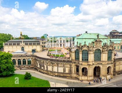 Turisti sul tetto Barocco Glockenspiel Dresdner Zwinger Dresden Sassonia Germania. Foto Stock