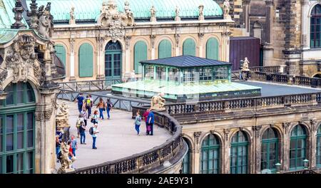 Turisti sul tetto Barocco Glockenspiel Dresdner Zwinger Dresden Sassonia Germania. Foto Stock